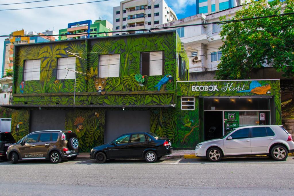 弗洛里亚诺波利斯Eco Box Hostel的停在大楼前的一组汽车