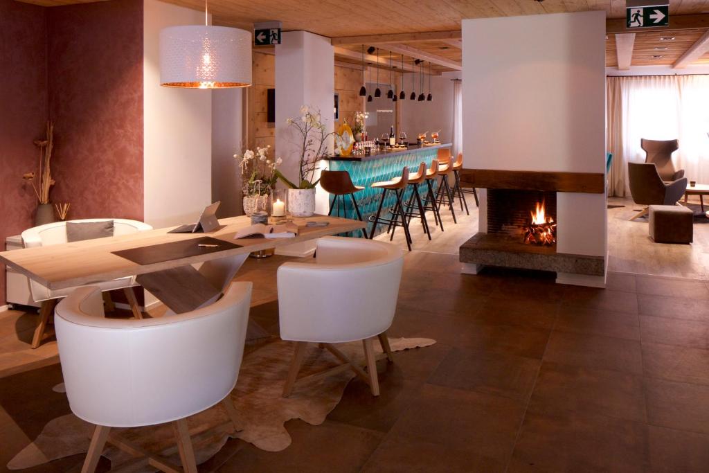 布赖尔Adults Only Hotel Mulin - Das Erwachsenen-Hotel in den Bergen的一间带壁炉和桌椅的用餐室