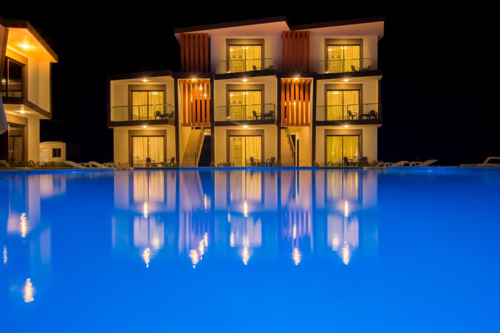 苏莎亚加勒比钻石精品酒店的夜间从游泳池欣赏酒店景色