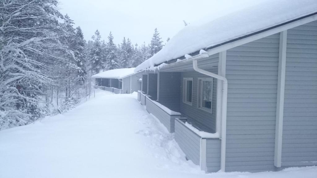 KotilaKotipaljakka的雪覆盖着的房子