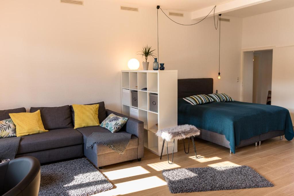 拉恩河畔林堡Loft Apartment Limburg的客厅配有沙发和1张床