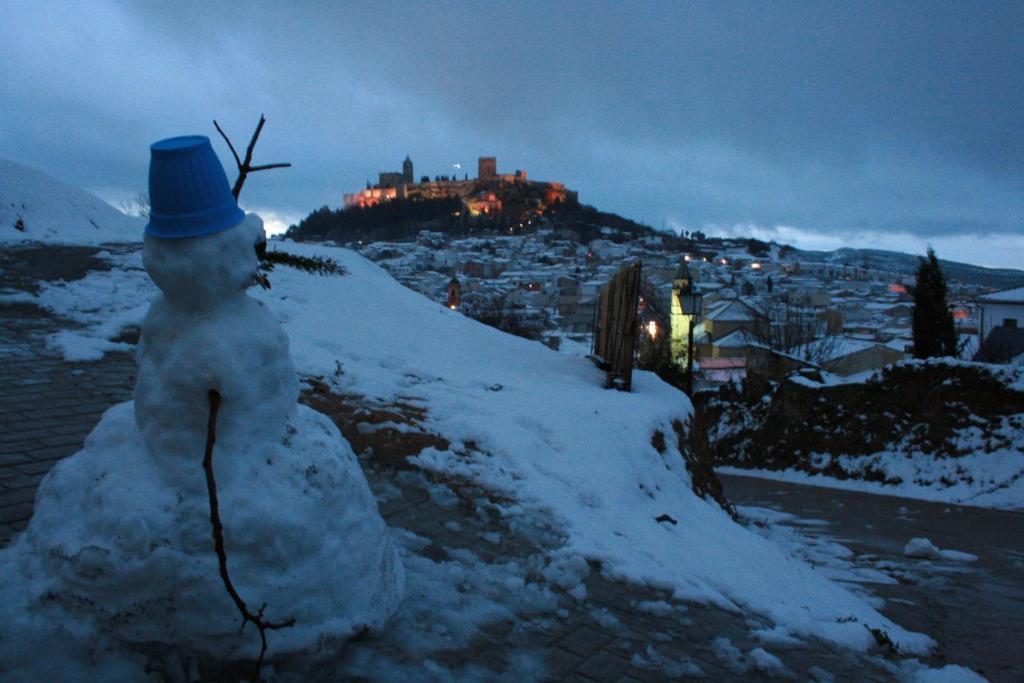 阿尔卡拉拉雷亚尔Mirador Tierra de Frontera的站在山丘上戴帽子的雪人