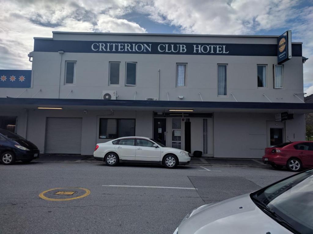 亚历山德拉Criterion Club Hotel的停在酒店前的白色汽车