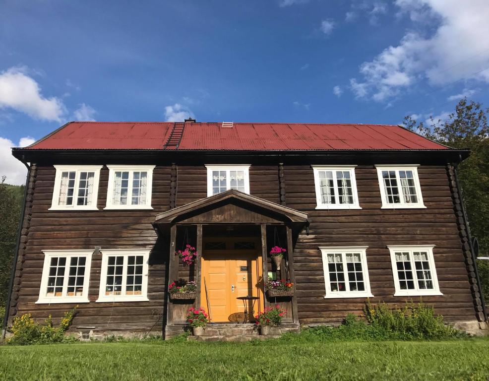 RødbergSevletunet B&B and Cabins的一座带红色屋顶的古老木房子