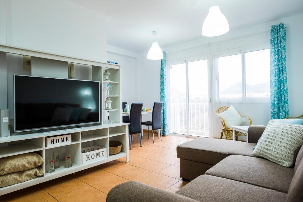 拉斯加莱塔斯Cosy Apartment 6 places Canarian Life的一间带电视和沙发的客厅