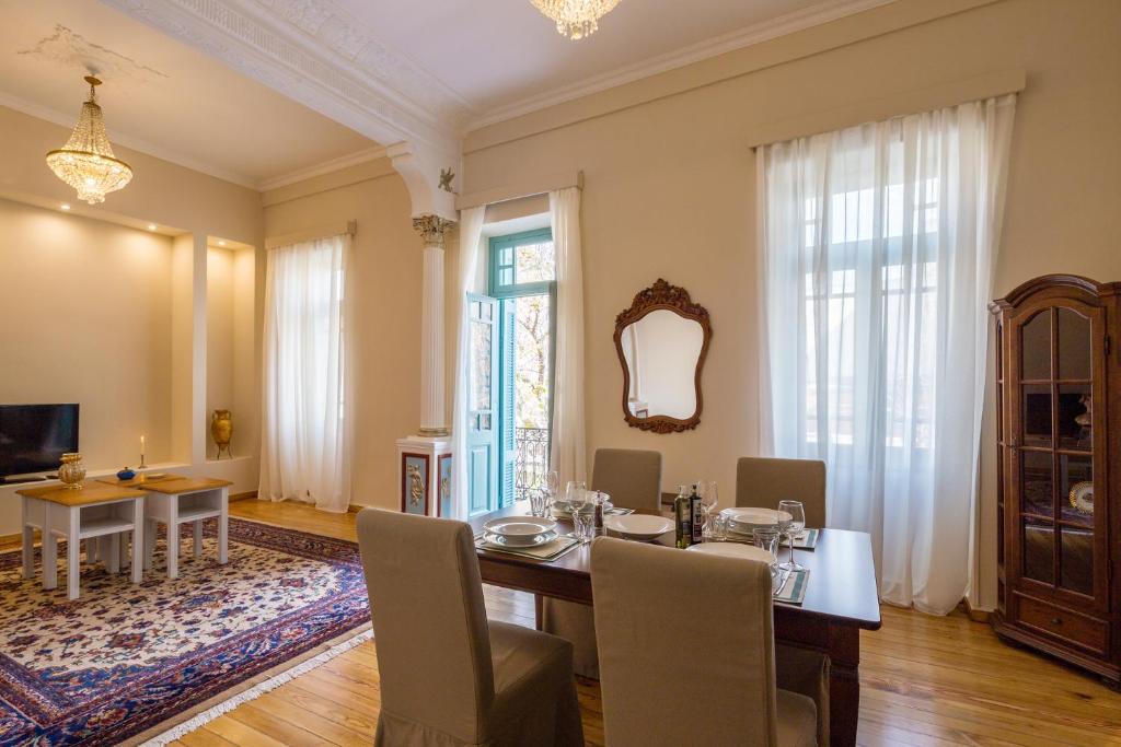 雅典雅典艺术装饰公寓的一间带桌椅的用餐室