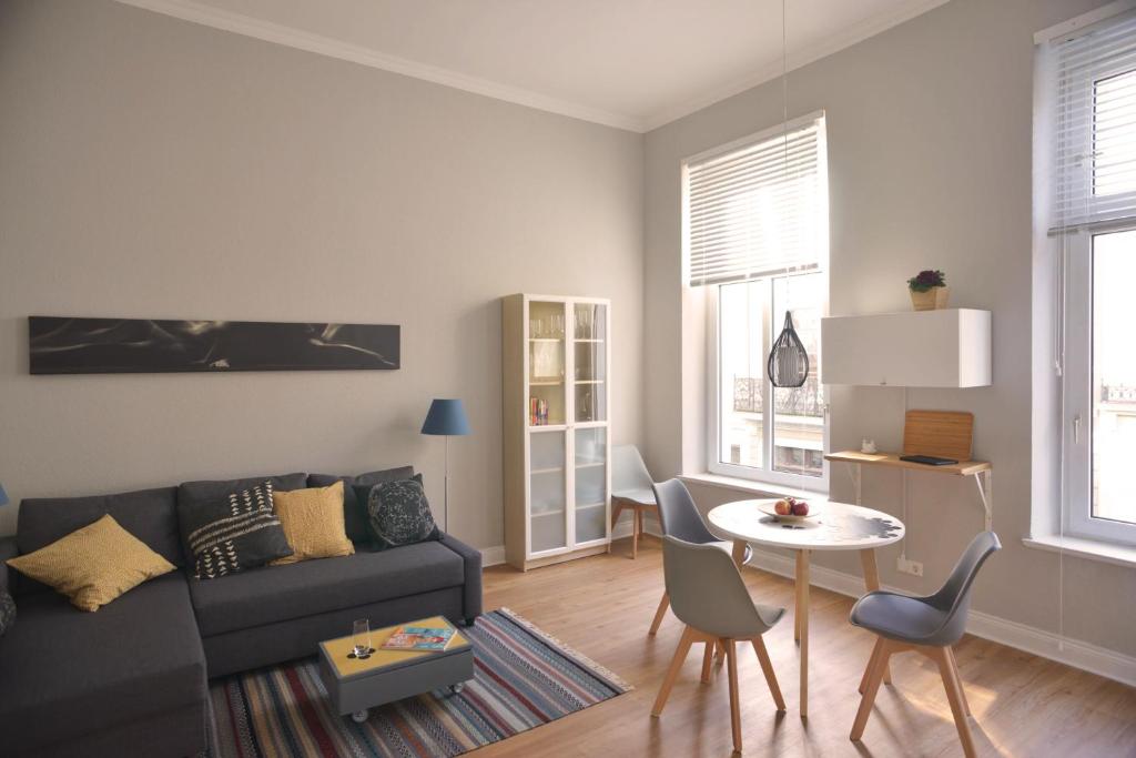 克雷费尔德City-Apartment Reger Privatparkplatz的客厅配有沙发和桌子