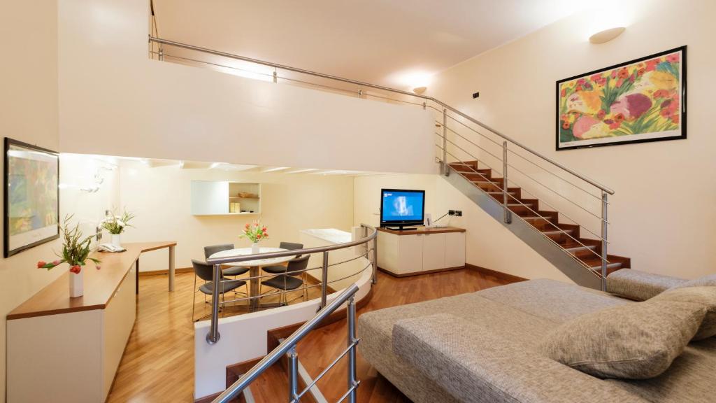 都灵Residence Sacchi Aparthotel的带沙发和楼梯的客厅