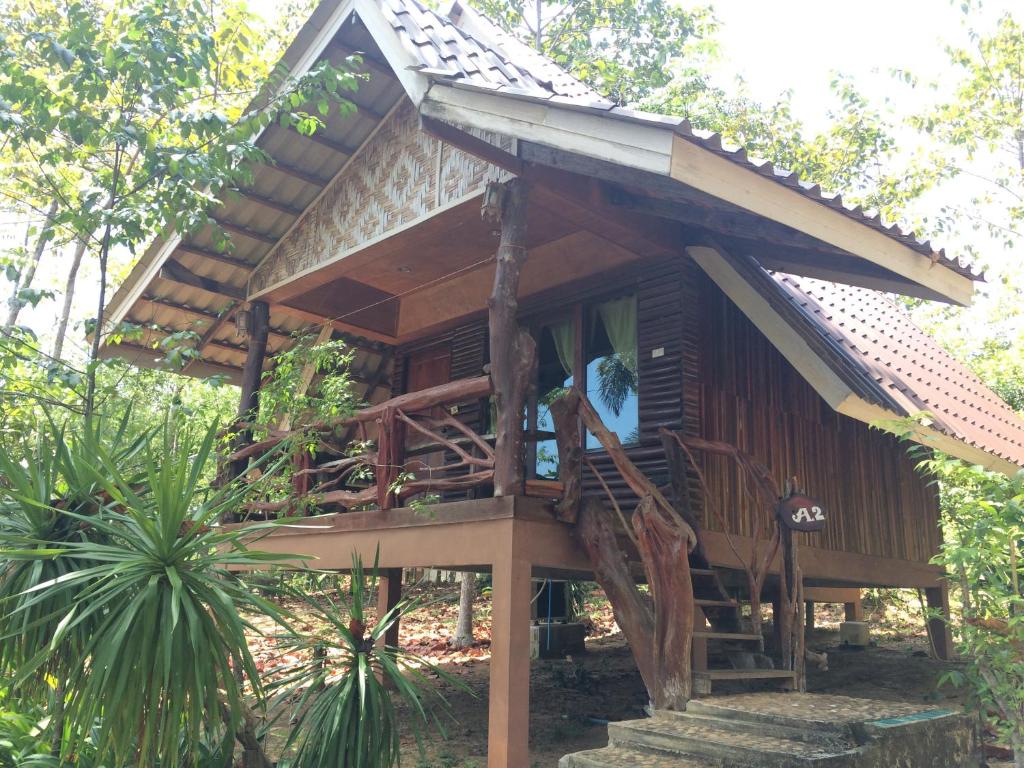 瑶亚岛活动度假村的树屋,设有门廊和楼梯