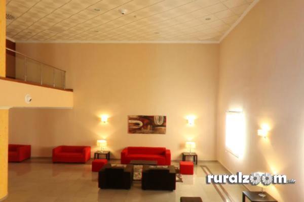 梅里达罗梅罗梅里达酒店的一间客厅,客厅里配有红色沙发