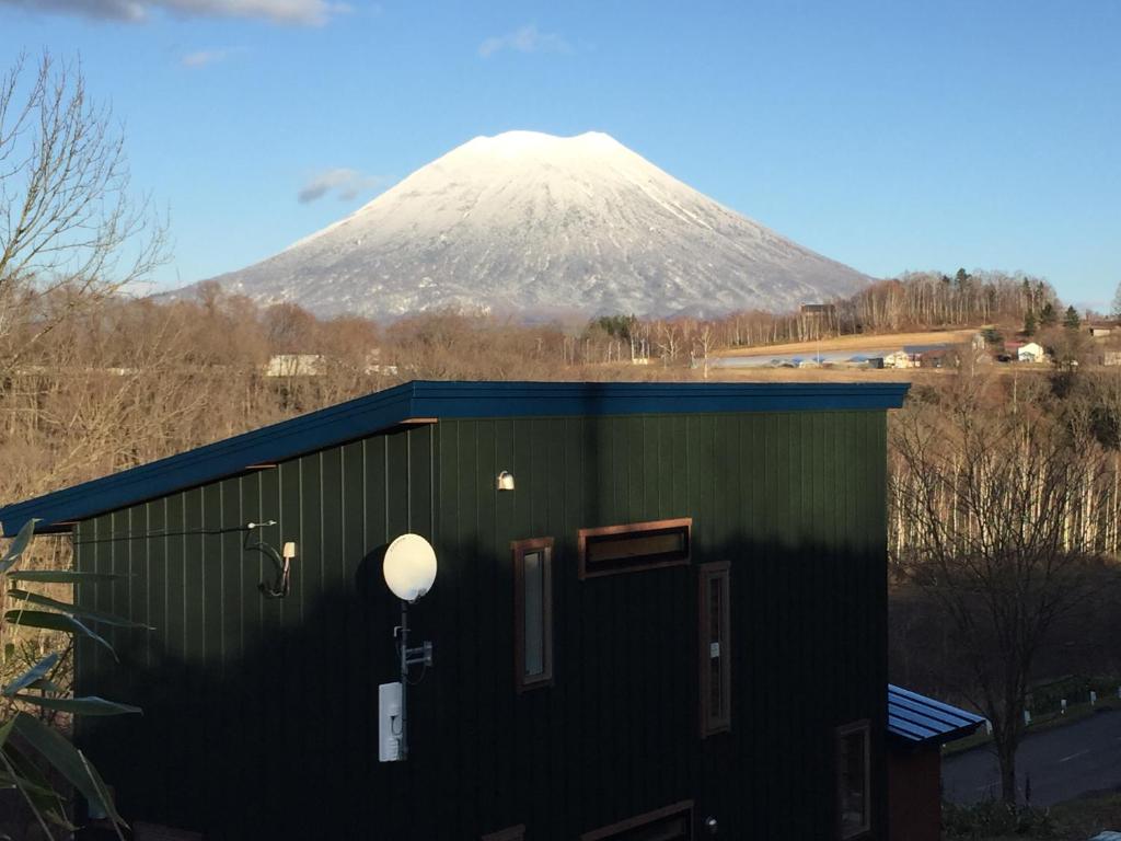 二世古Niseko肉宿屋度假屋的一座有雪覆盖的山的建筑