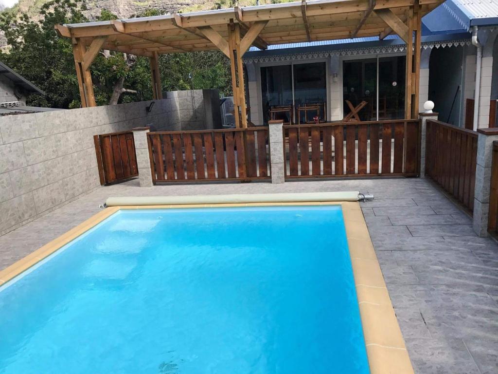 锡拉奥Chez Guy et Josiane的一个带木制凉亭的大型蓝色游泳池