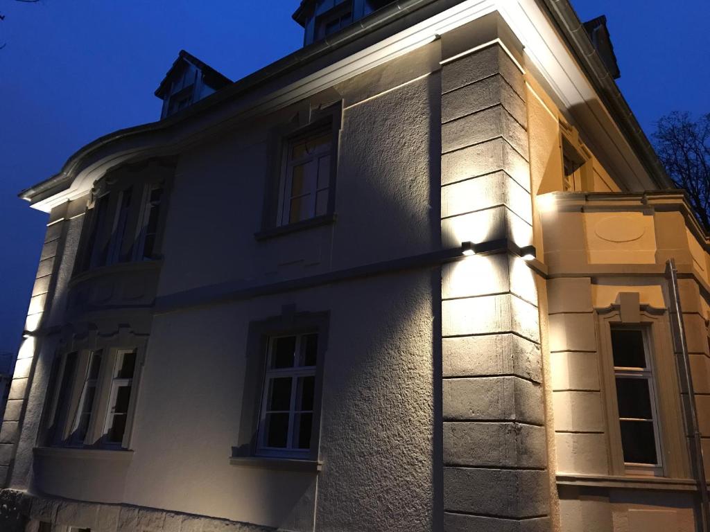 维尔茨堡Stadtvilla Würzburg的建筑的一侧有灯