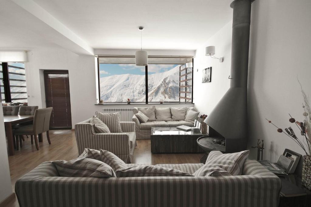 古多里Chalet Marina Gudauri的客厅设有两张沙发和一个大窗户