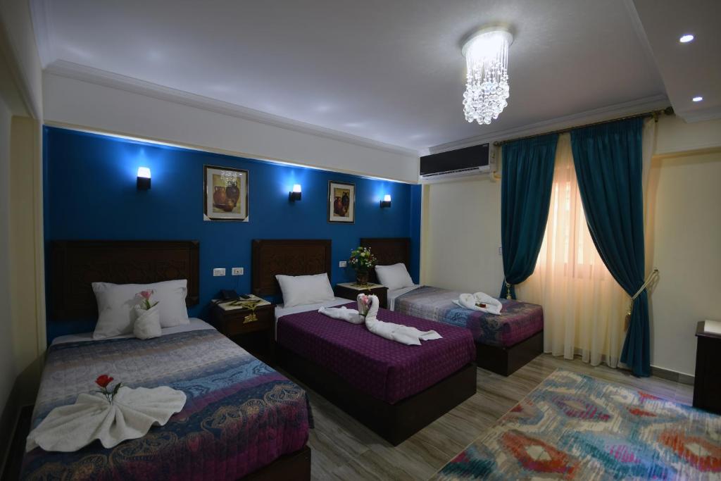 开罗阿民酒店的一间卧室配有两张床,并有天鹅
