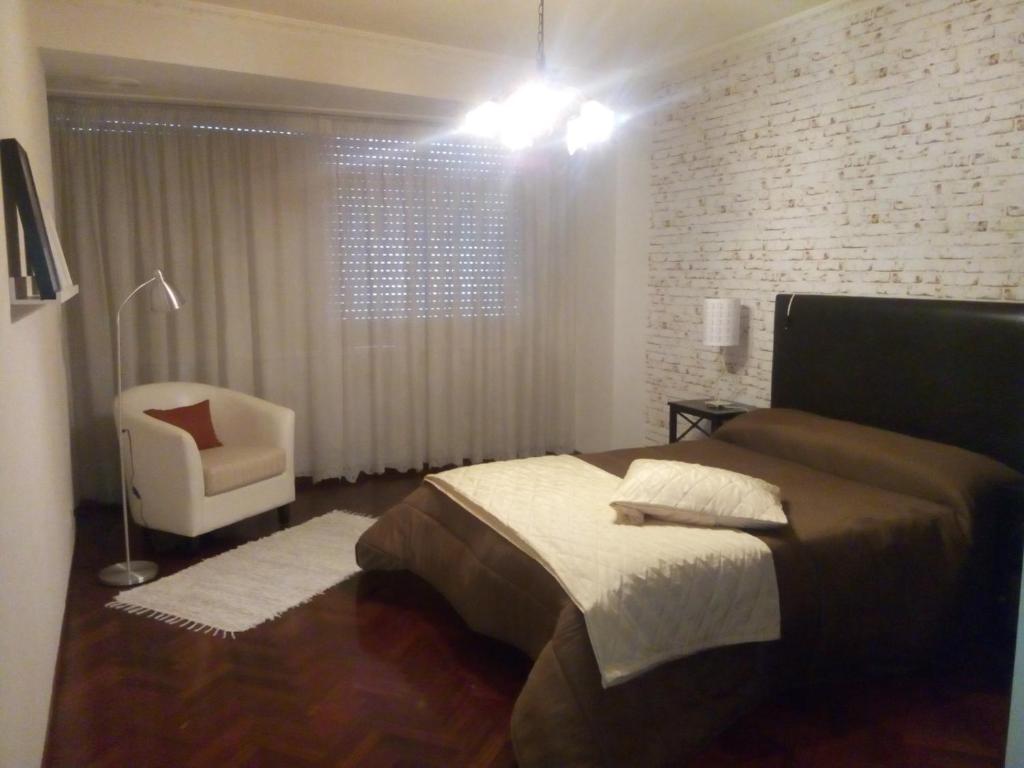 卡尔瓦略Piso Bergantiños的一间卧室配有一张床和一把椅子