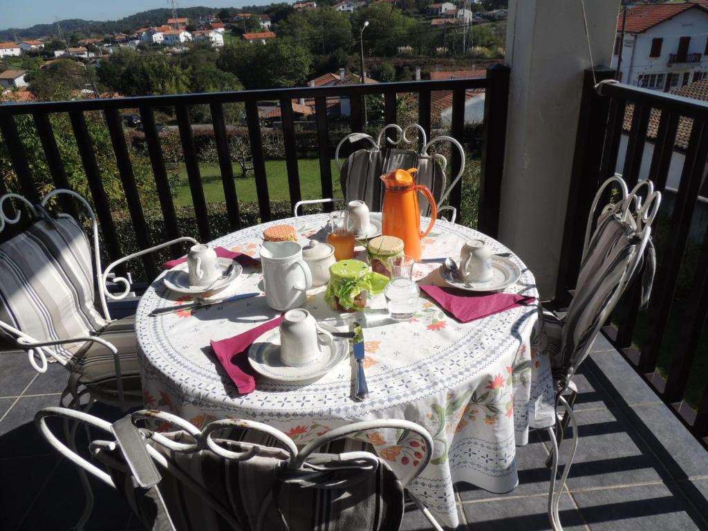 比达尔Euskadi的阳台上的餐桌上放着一盘食物
