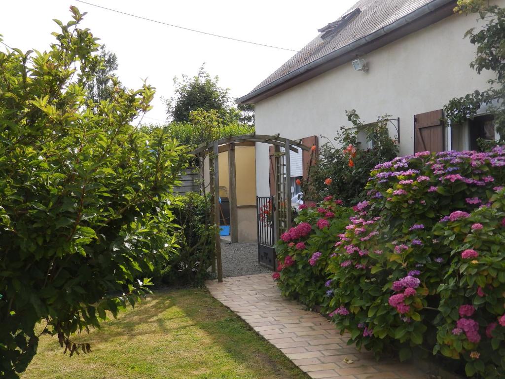CommesGîte La MER的院子中带门和鲜花的房子
