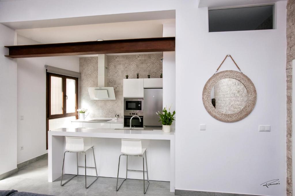 桑卢卡尔-德巴拉梅达La Pandorga的厨房配有白色的柜台和凳子