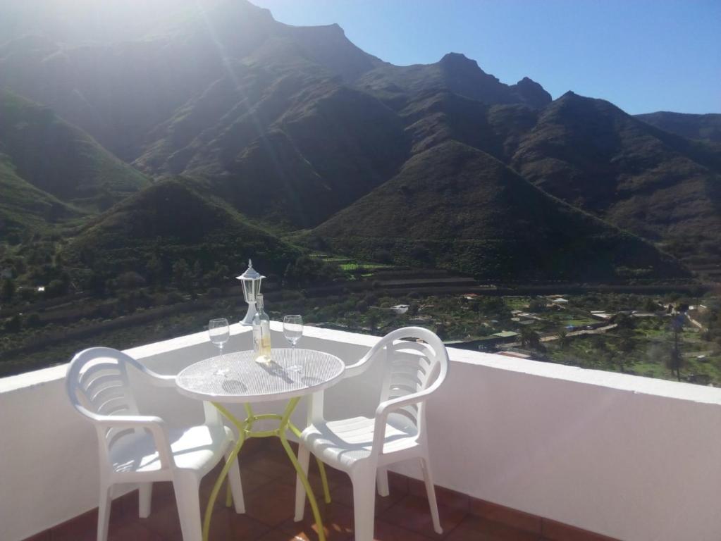阿格特Makondo的山景阳台上的桌椅