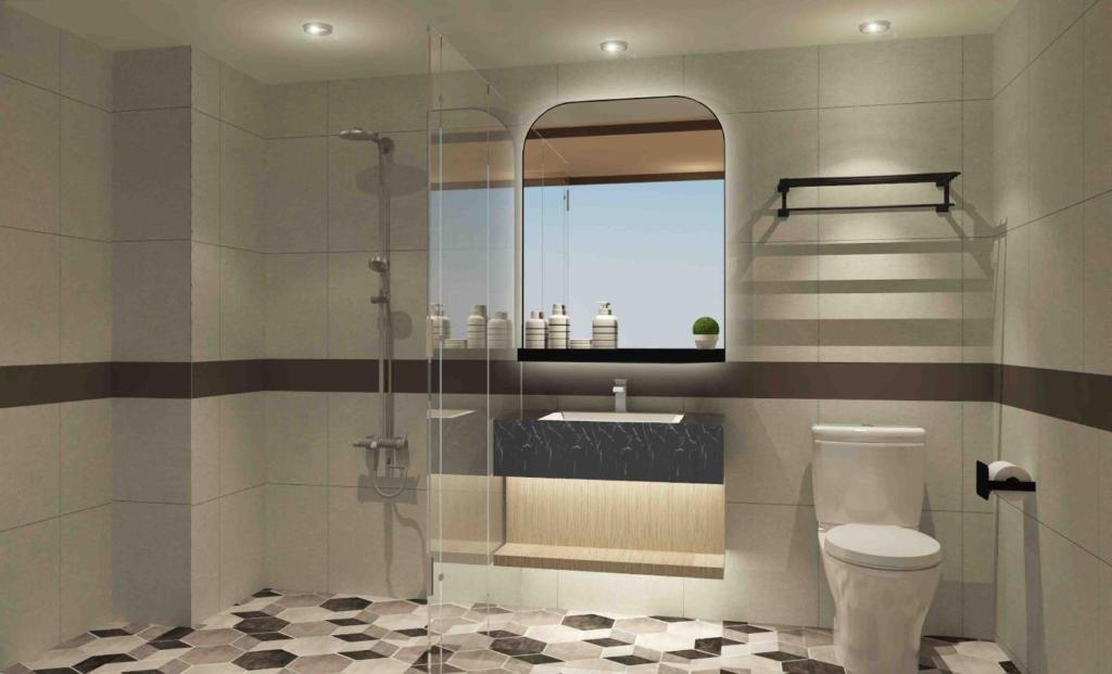 三宝垄Louis Kienne Hotel Pemuda的带淋浴、卫生间和盥洗盆的浴室