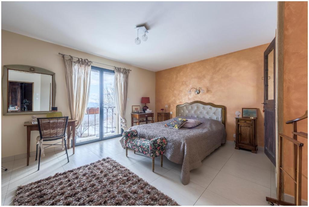 加普塞黑戈城堡酒店的一间卧室配有一张床、一张书桌和一个窗户。