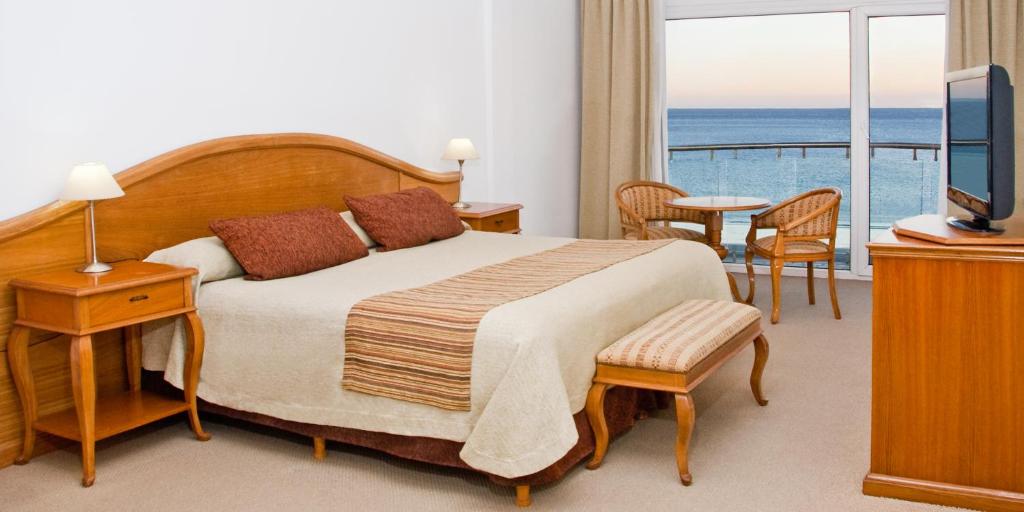 玛德琳港披兰酒店的一间卧室设有一张床,享有海景