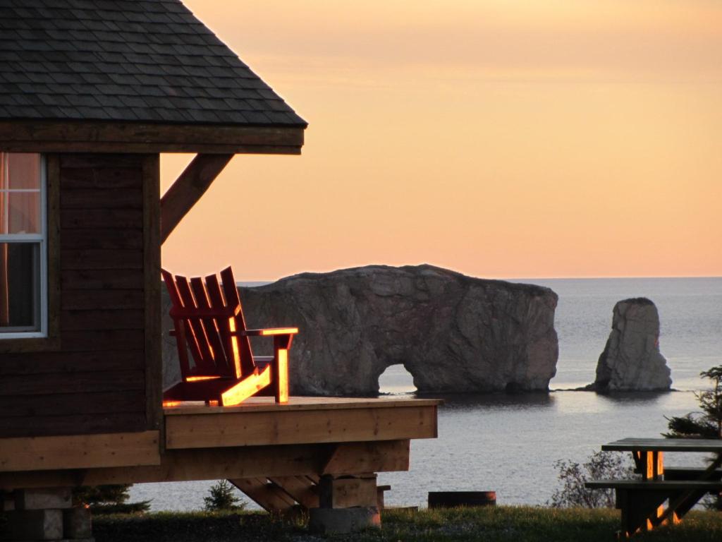 佩尔塞海洋自然度假屋的一把摇椅,坐在房子的门廊上,俯瞰着大海