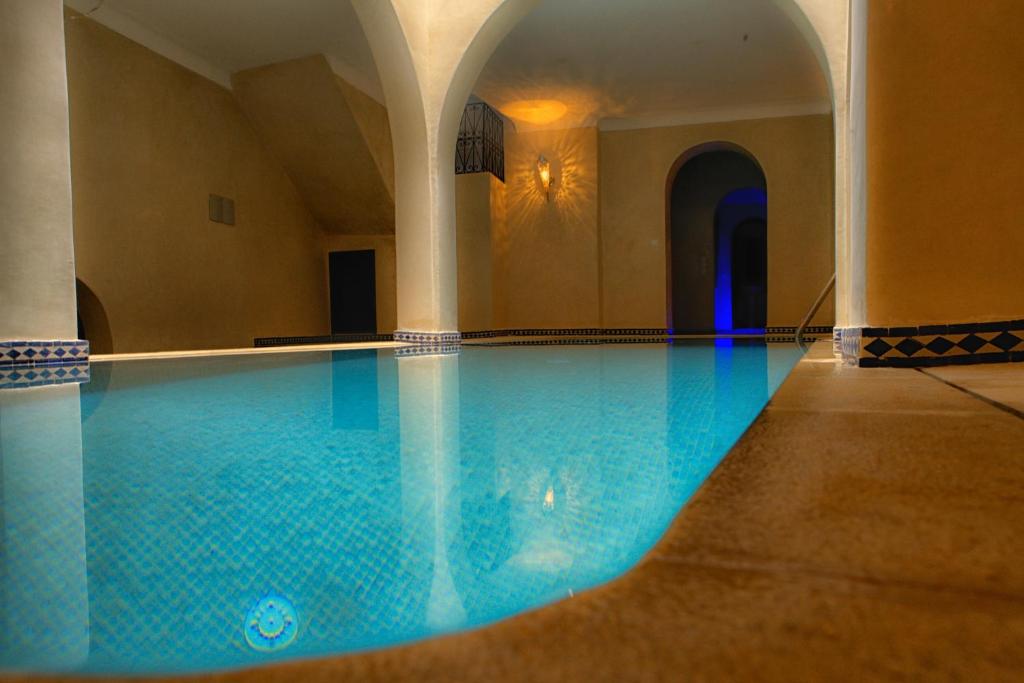 舍夫沙万丽娜莱德spa酒店的大楼内的一个蓝色海水游泳池