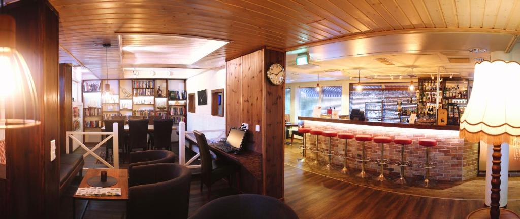 肯佩莱芬兰奥卢机场酒店的餐厅内的酒吧,配有柜台和椅子