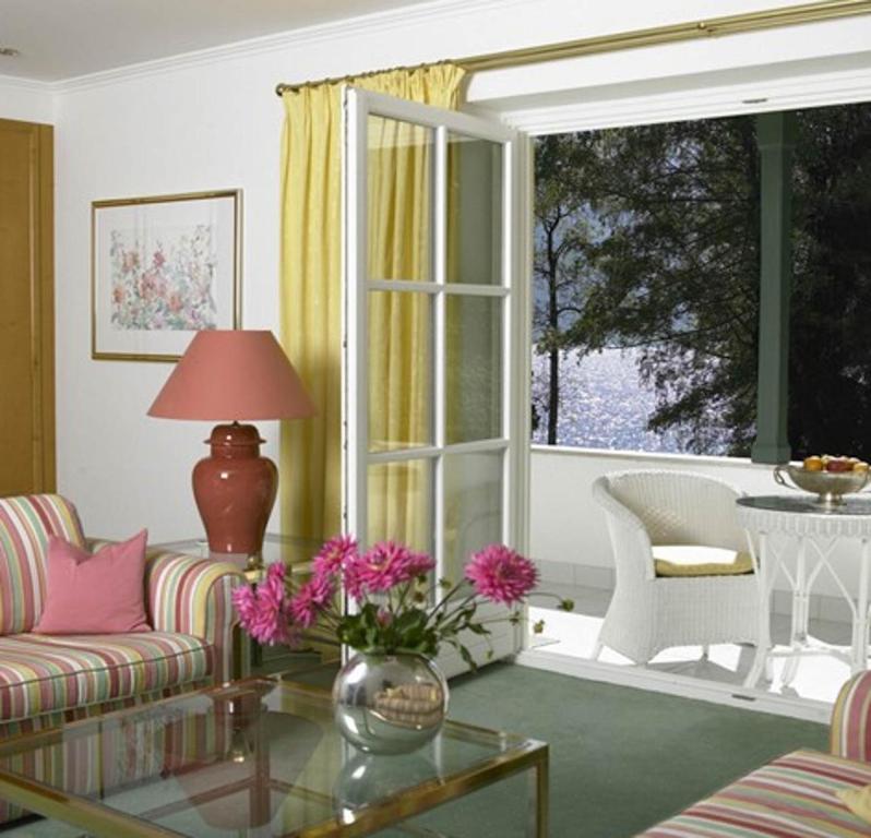 Loibichl西霍夫酒店的客厅配有沙发和桌子