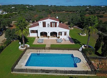 桑特柳伊斯Son Set Villa的享有带游泳池的房屋的空中景致