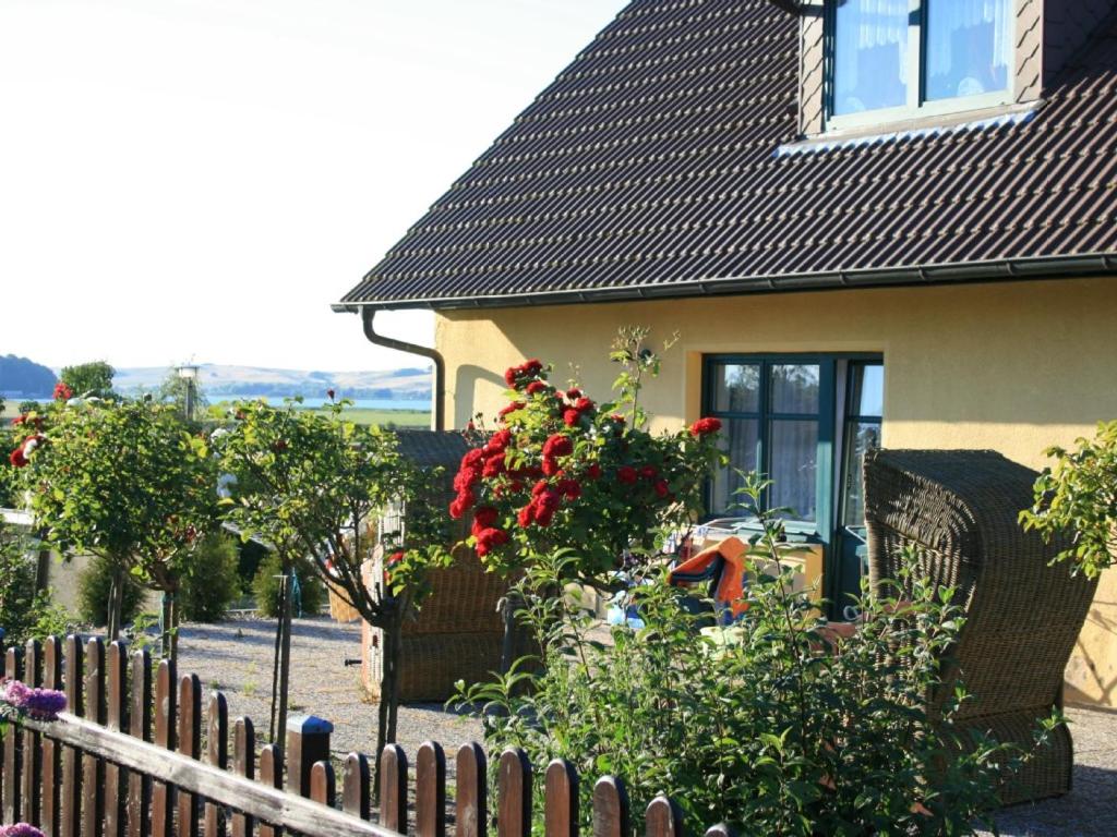 蒂索Haus Fernsicht的鲜花屋前的围栏