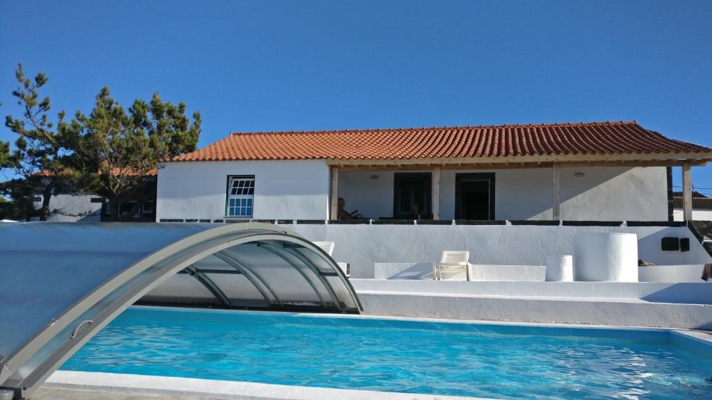 马达莱纳Casa do Avô Cristiano的房屋前带水滑梯的游泳池