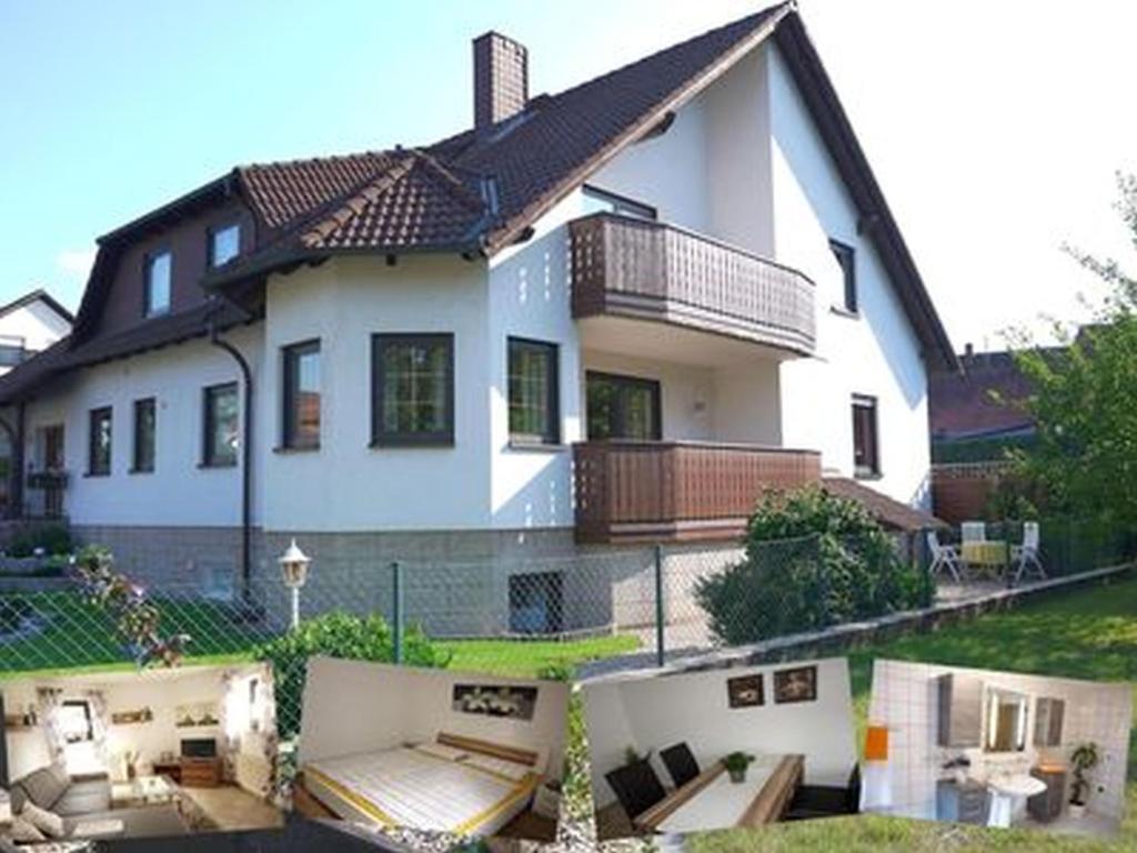 布滕汉姆Sterne-Ferienwohnung-Apartment Regnitztal的一座大型白色房子,前面设有一个庭院