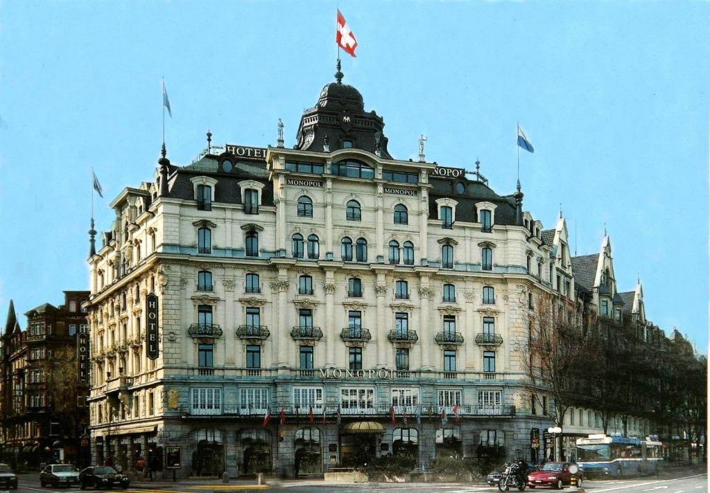 卢塞恩诺普尔卢塞恩酒店的一座白色的大建筑,上面有旗帜