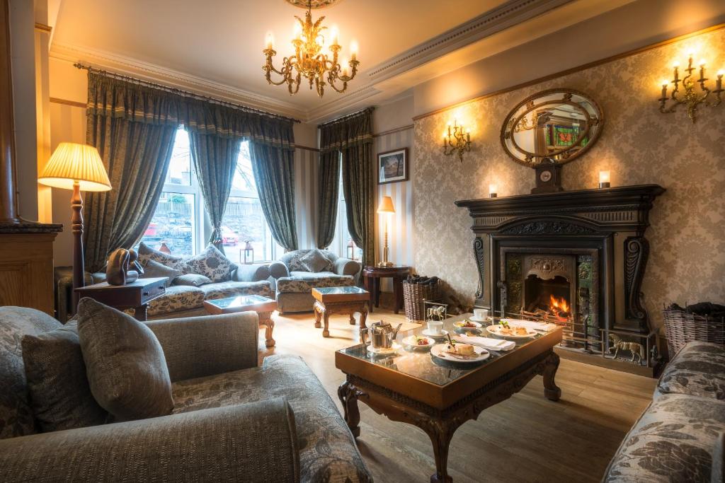 巴利博菲杰克逊莱斯尔酒店的带沙发和壁炉的客厅