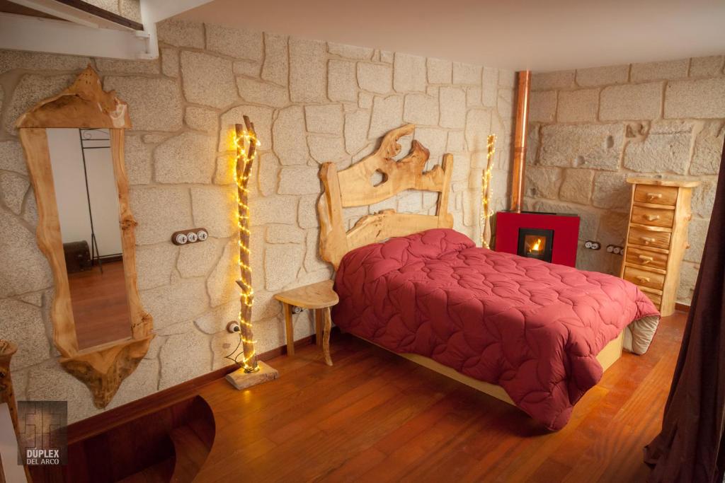 坎加斯德穆拉索Dúplex del Arco的卧室配有一张石墙床