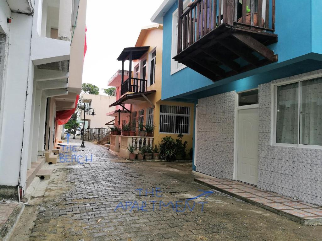 圣斐利-银港El Pueblito,al lado de Playa Dorada的建筑物一侧有蓝色涂鸦的街道
