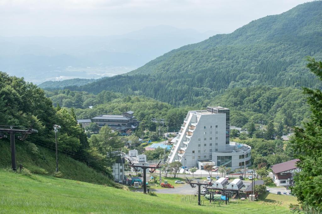 藏王温泉高宫琉璃度假酒店的享有小镇和山脉的美景