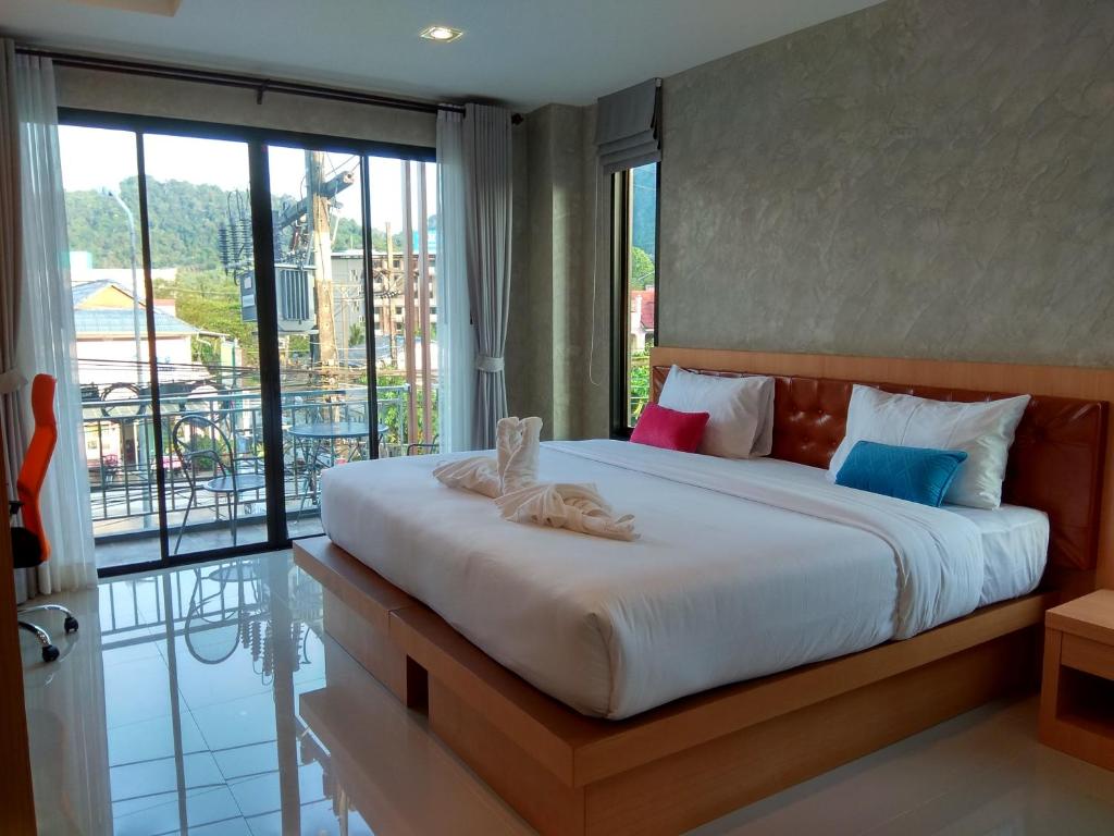 奥南海滩德洛夫特酒店的一间带大床的卧室和一个阳台
