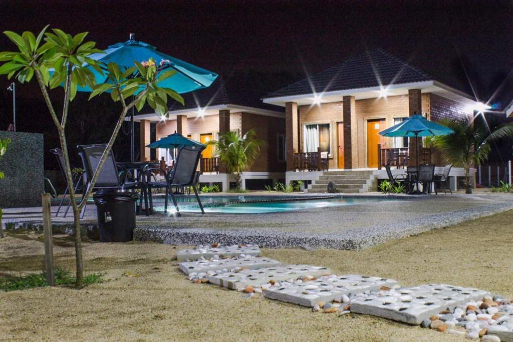龙运加拉海角之家旅馆的夜间带游泳池的别墅