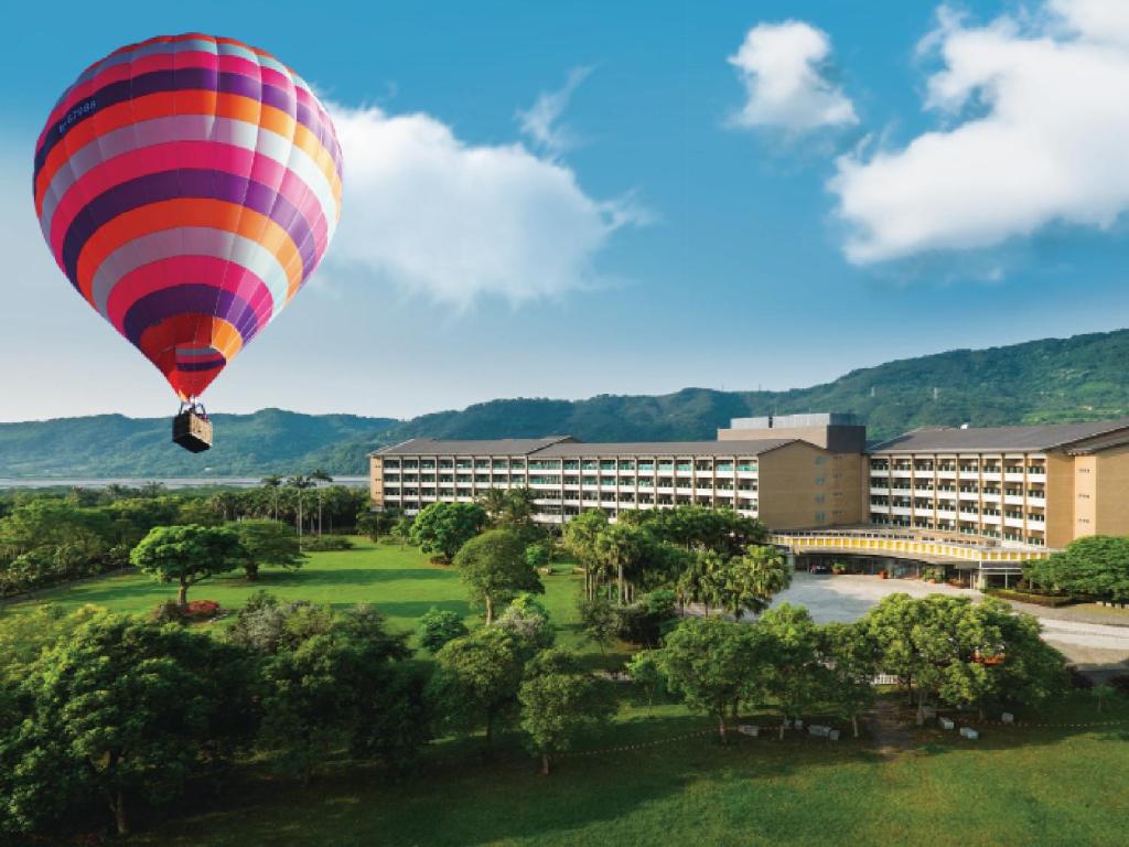 鹿野鹿鸣温泉酒店的飞过大楼的热气球