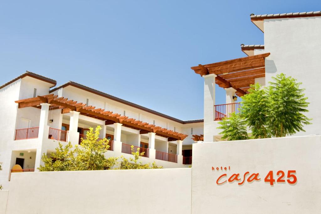 克莱蒙特Hotel Casa 425 + Lounge, A Four Sisters Inn的前面有标志的建筑
