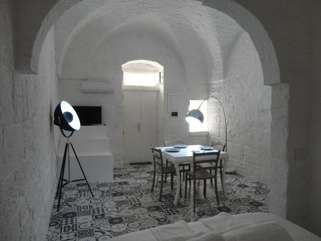 奥斯图尼Urban House in Ostuni的配有桌椅和灯的房间