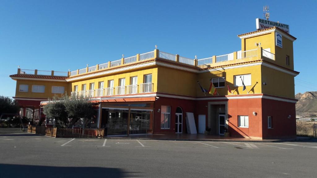 阿桂拉斯Venta de Tébar的街道边的黄色和红色建筑