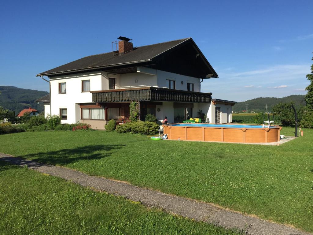 布莱堡Ferienhaus Miklin的庭院中带游泳池的房子