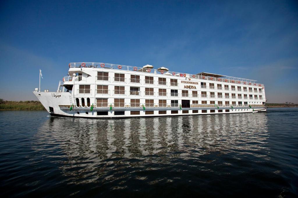 卢克索Steigenberger Minerva Nile Cruise - Every Thursday from Luxor for 07 & 04 Nights - Every Monday From Aswan for 03 Nights的水中一个白色的大建筑