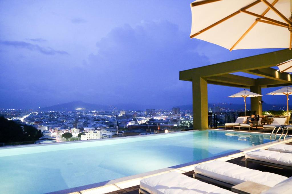 台东The Gaya 渡假酒店的游泳池,晚上可欣赏到城市景观