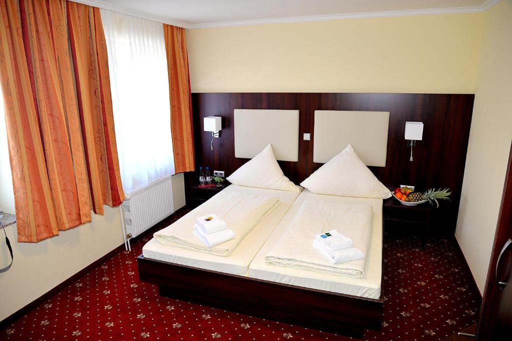 汉堡诺格拉本呢尔霍夫酒店的一间卧室配有一张床,上面有两条毛巾